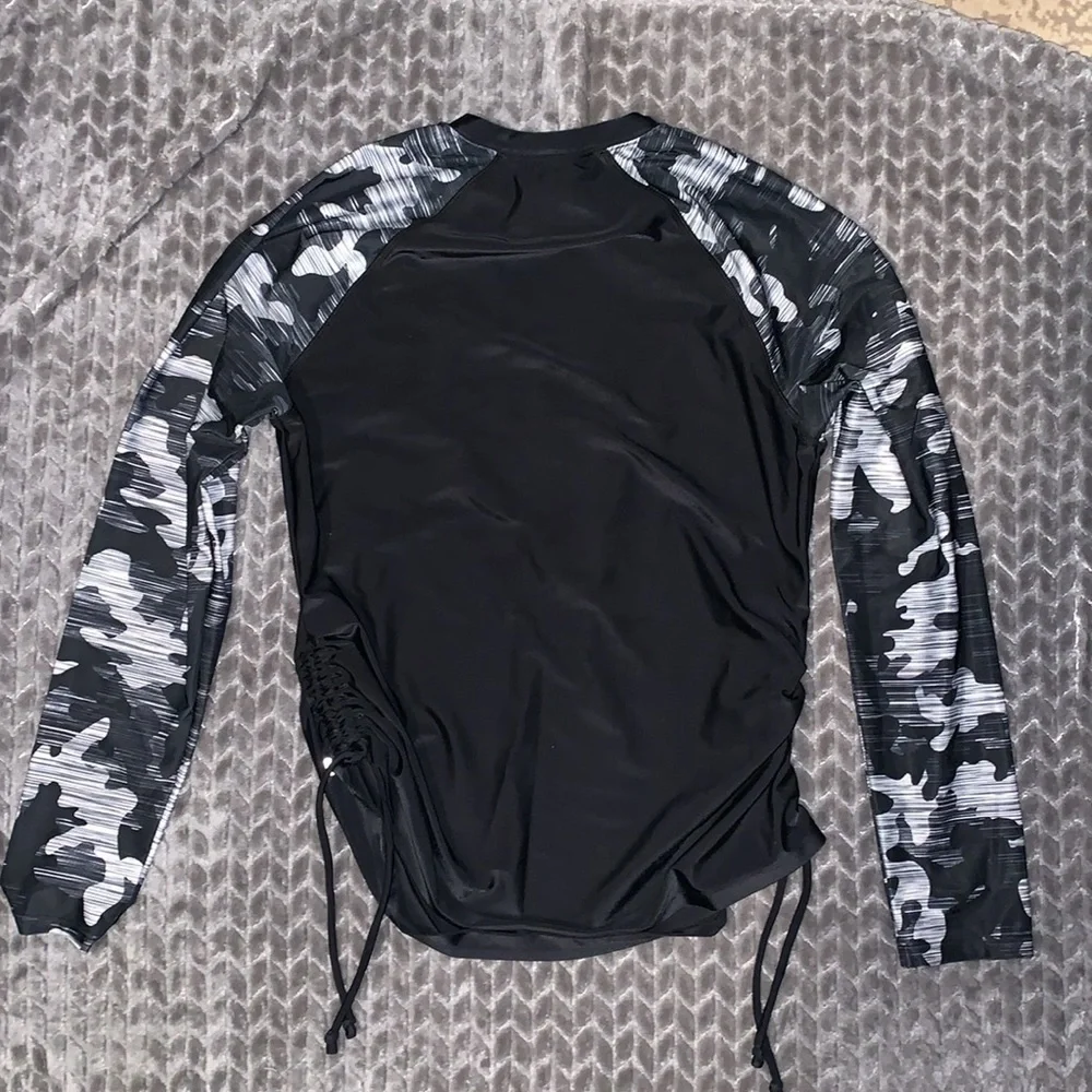 Lot of 3 lightweight jackets/sweatshirt. ‎ Size Small.
